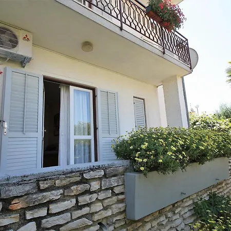 Two-bedroom In Porec/istrien 10290 Apartamento *