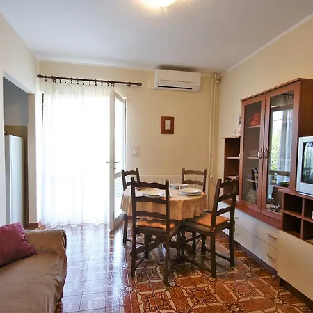 Two-bedroom In Porec/istrien 10290 Poreč