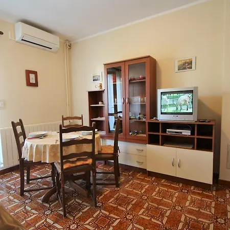 Two-bedroom In Porec/istrien 10290 Apartamento